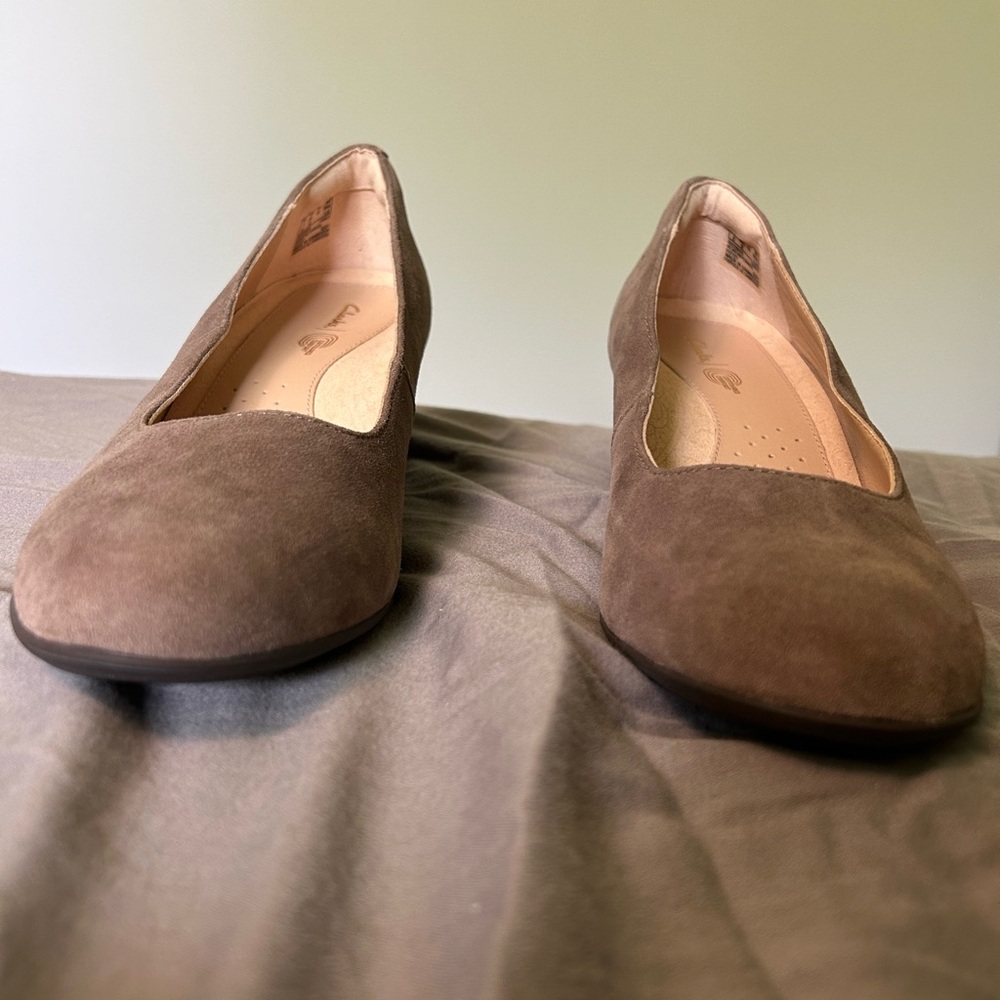Clarks’ Linnae Pumps / Heels in the colour Pebble 9.5 M - Picture 3 of 10